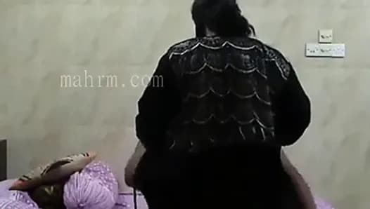 فرك بزاز مربربة منقبة – سكس خليجي سعودي